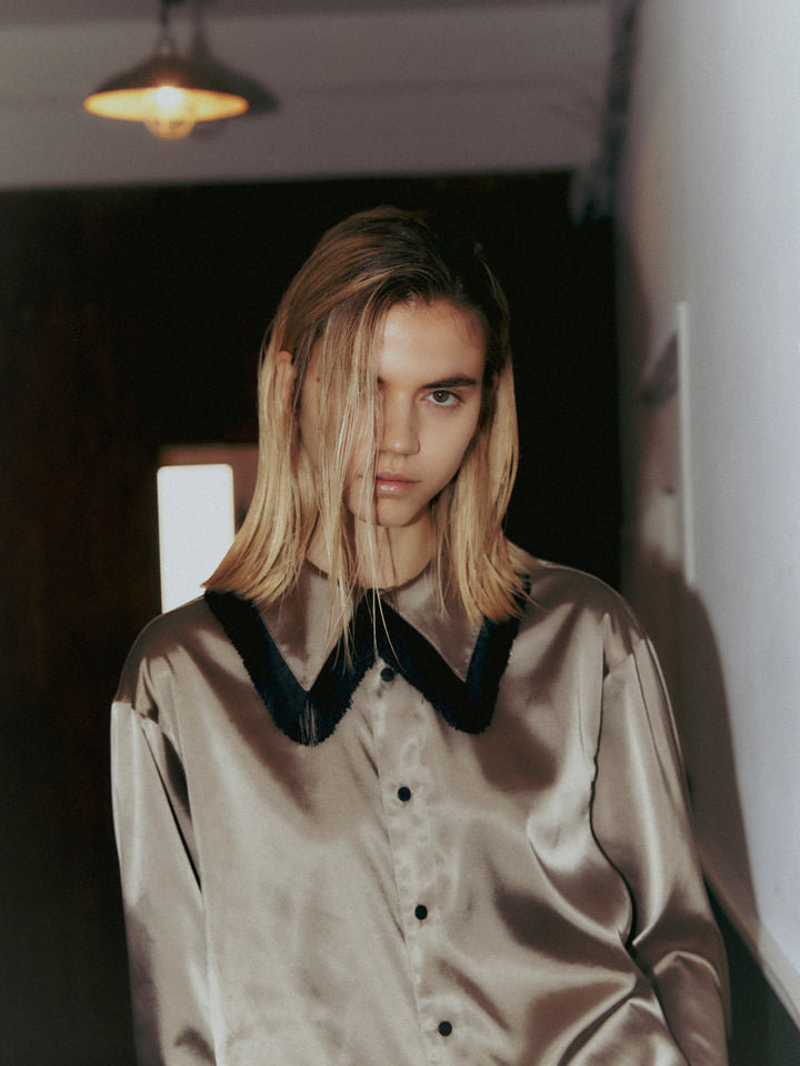 FRINGE COLLAR SATIN SHIRT【KHAKI】