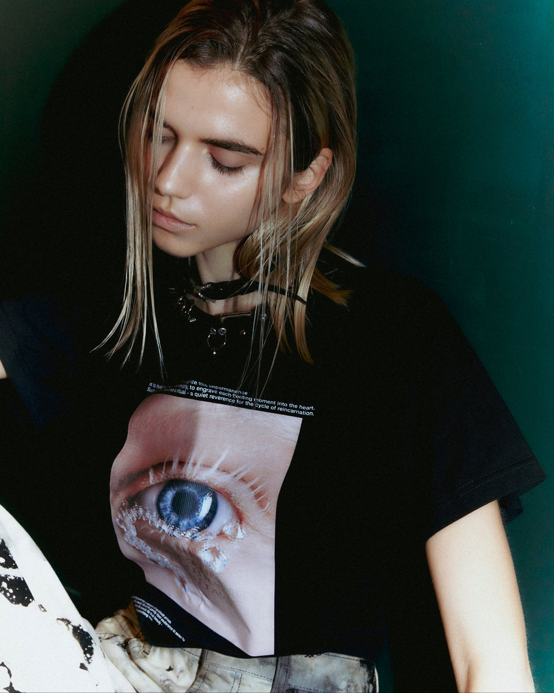 ACCESSORY NECK EYE GRAPHIC TEE [BLACK]