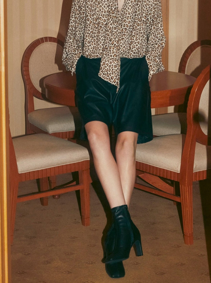 VEGAN LEATHER RIDERS GURKHA SHORTPANTS