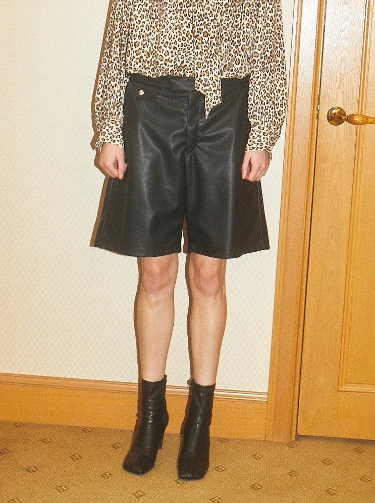 VEGAN LEATHER RIDERS GURKHA SHORTPANTS