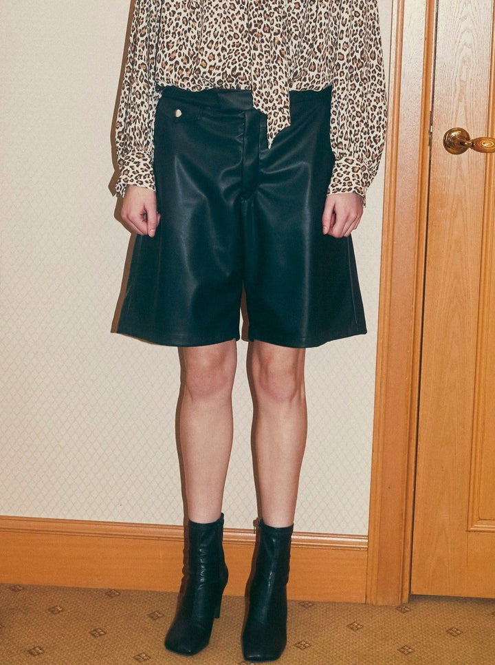 VEGAN LEATHER RIDERS GURKHA SHORTPANTS