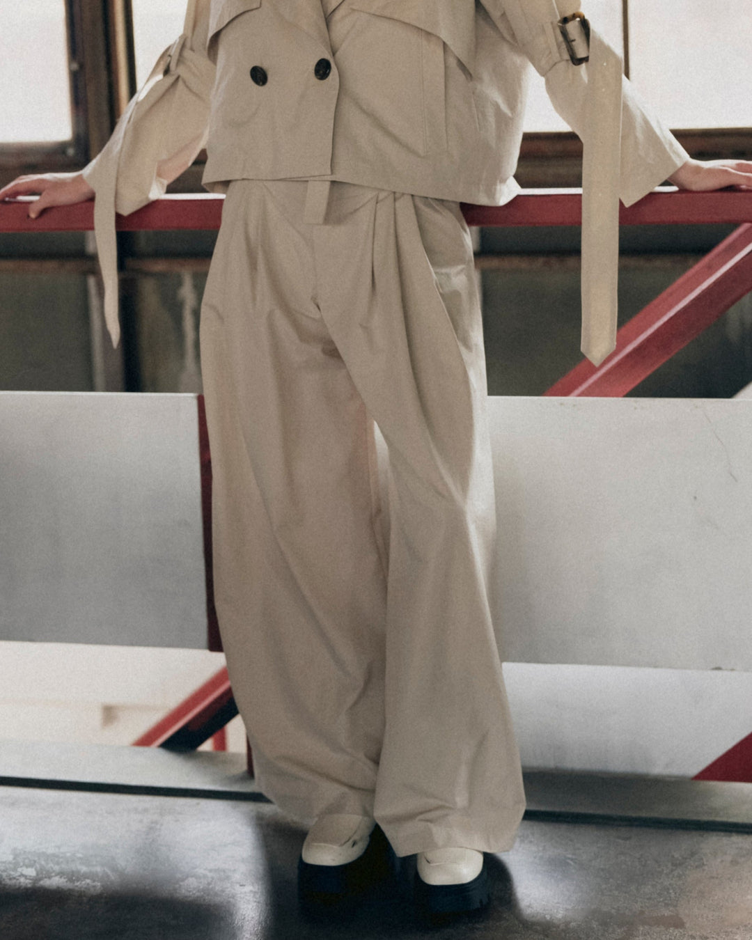 BELTED WIDE TUCK PANTS【WHITE】