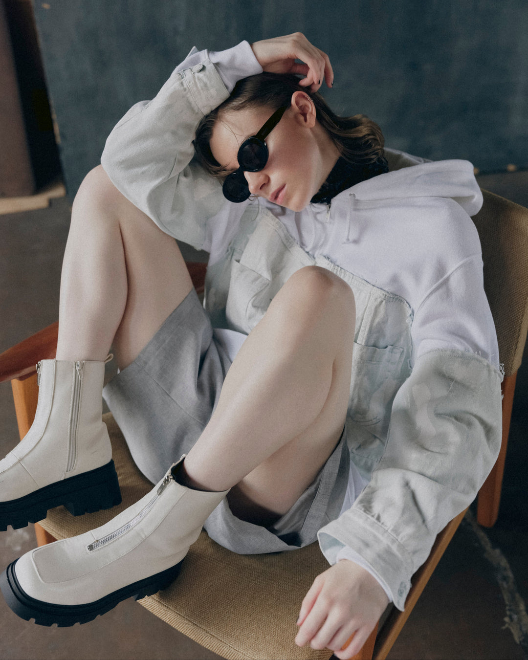 ＜UPCYCLED＞DENIM REBUILD HOODIE【GRAY】