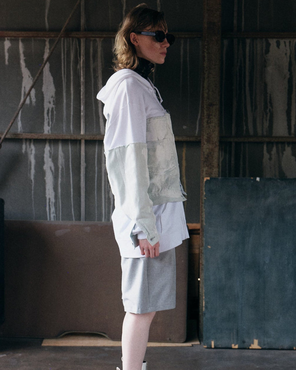 ＜UPCYCLED＞DENIM REBUILD HOODIE【GRAY】