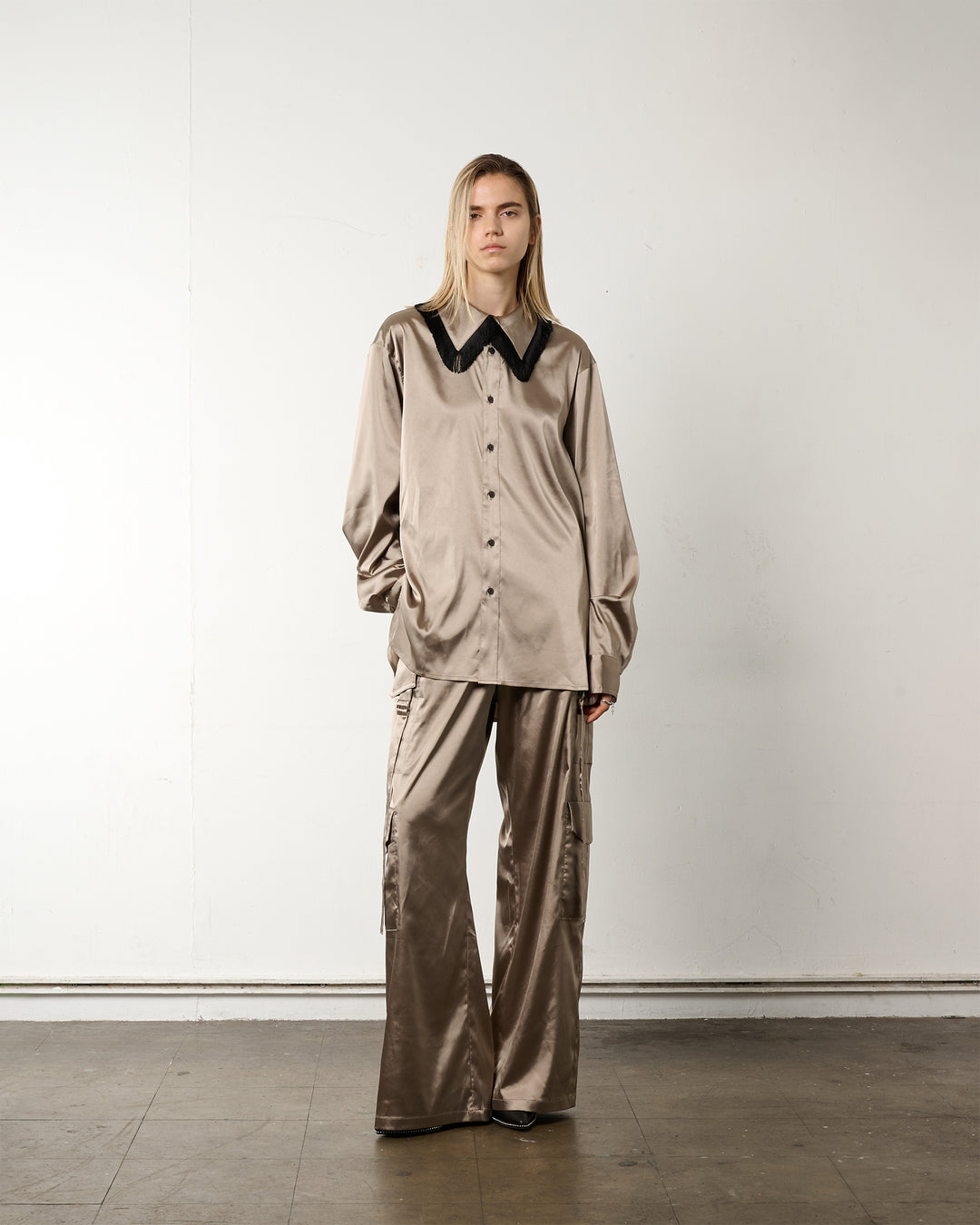FRINGE COLLAR SATIN SHIRT【KHAKI】