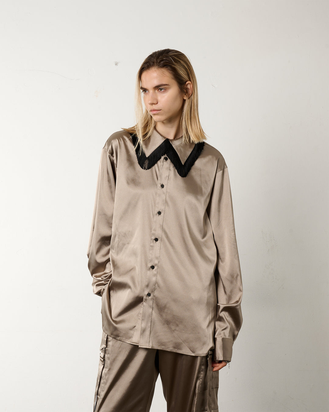 FRINGE COLLAR SATIN SHIRT【KHAKI】