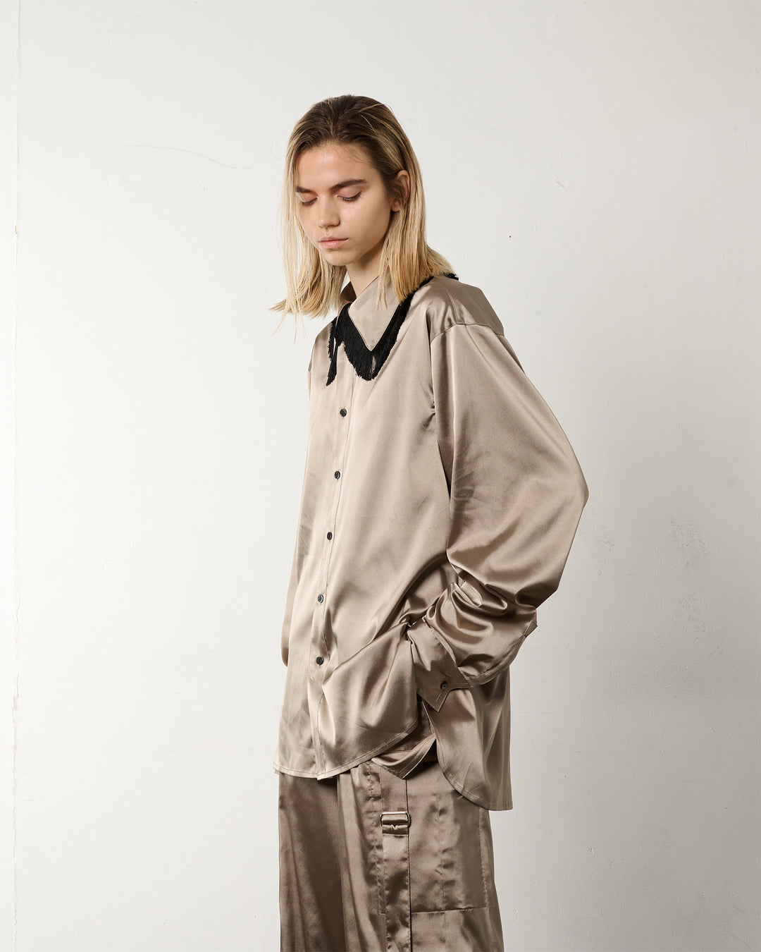 FRINGE COLLAR SATIN SHIRT【KHAKI】