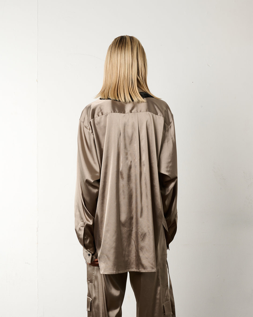FRINGE COLLAR SATIN SHIRT【KHAKI】