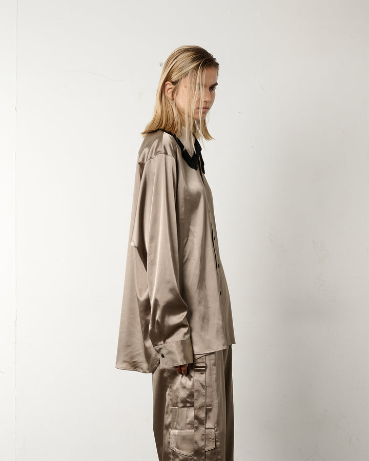 FRINGE COLLAR SATIN SHIRT【KHAKI】