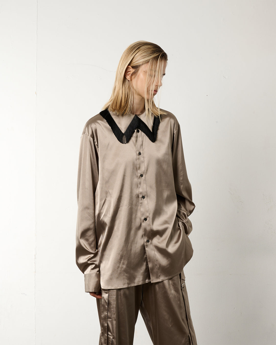 FRINGE COLLAR SATIN SHIRT【KHAKI】