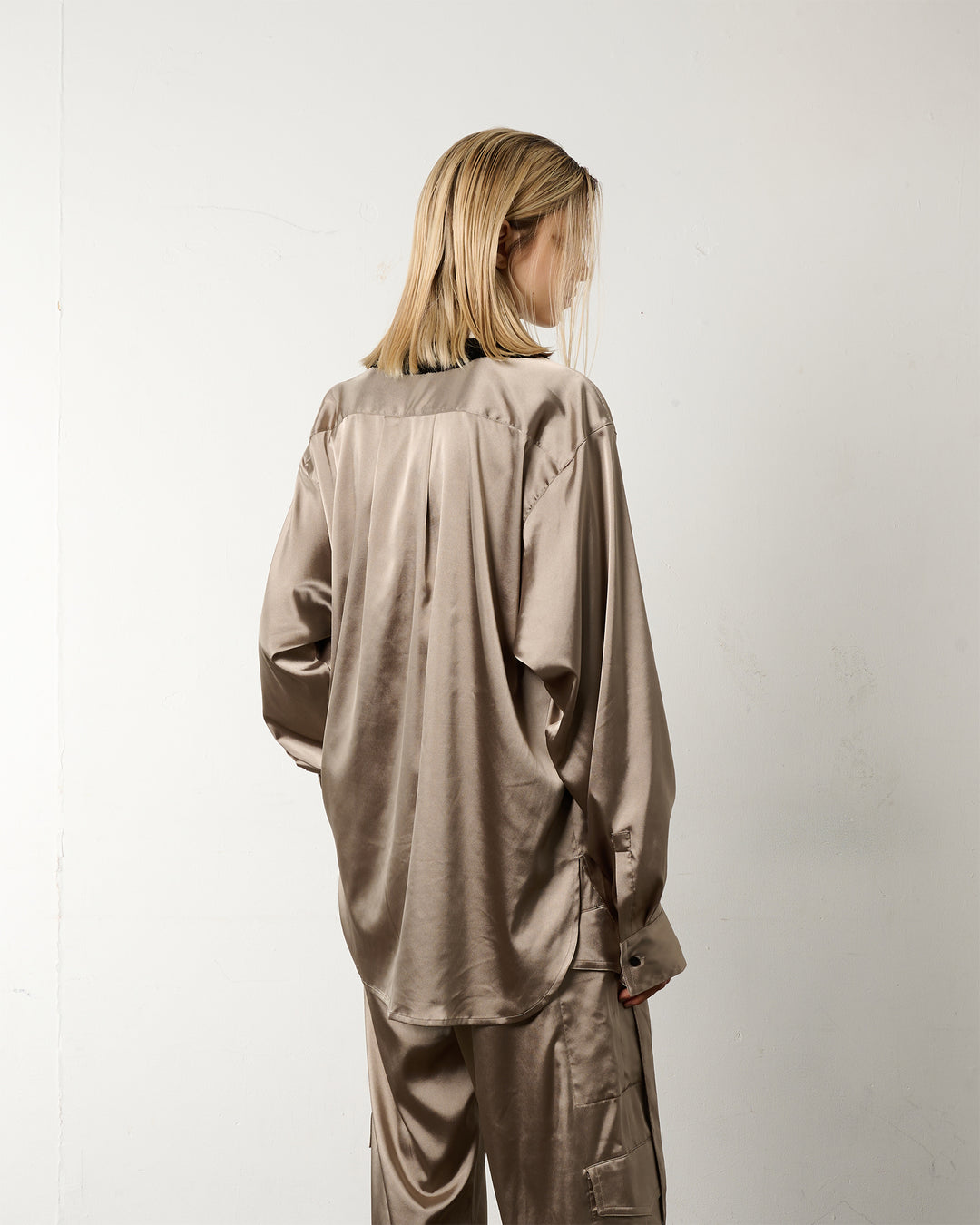 FRINGE COLLAR SATIN SHIRT【KHAKI】