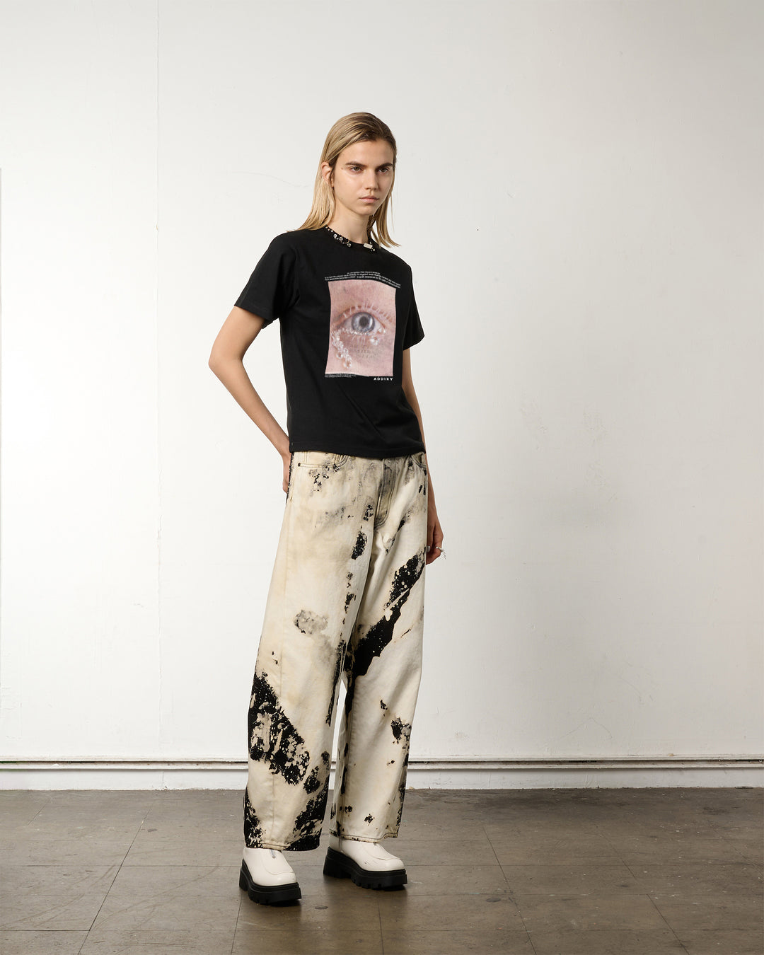 ACCESSORY NECK EYE GRAPHIC TEE【BLACK】