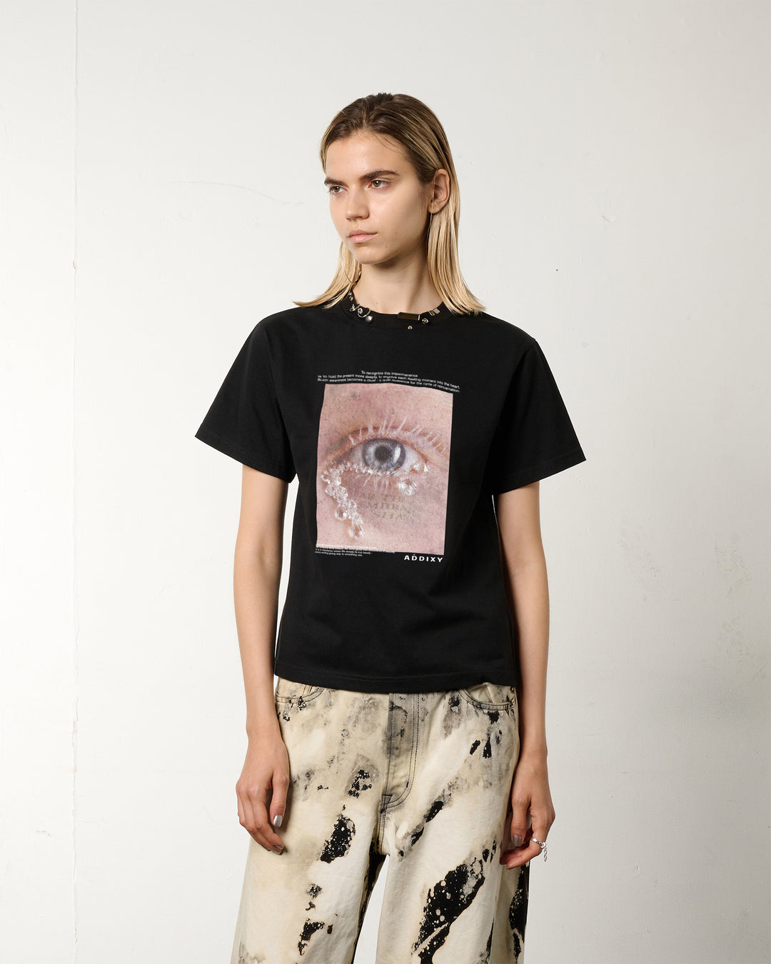 ACCESSORY NECK EYE GRAPHIC TEE【BLACK】