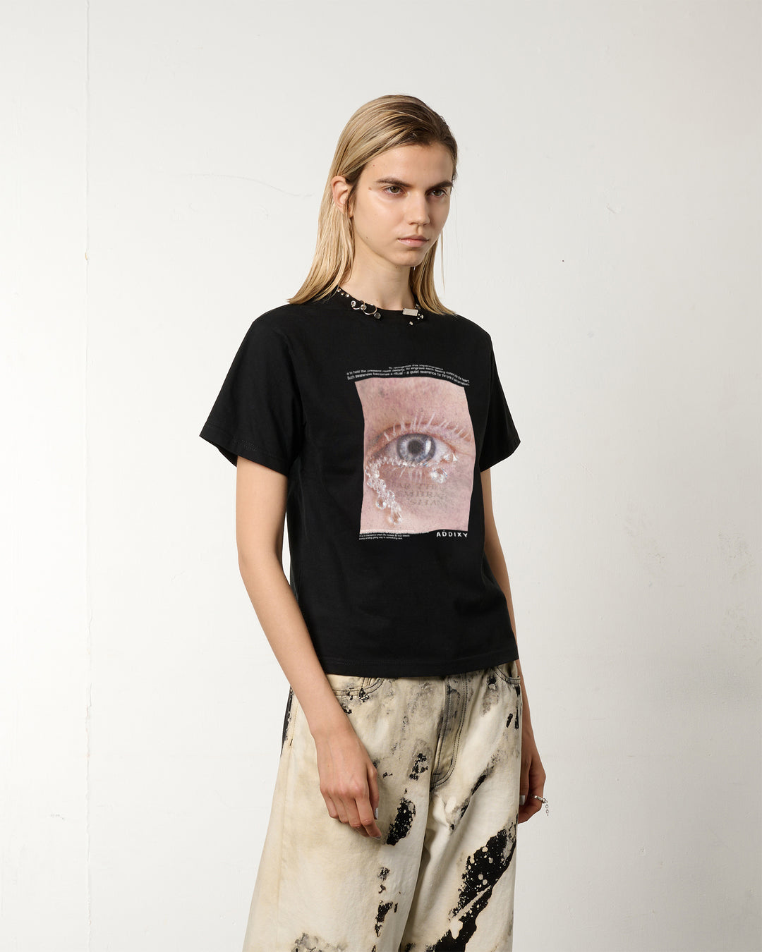 ACCESSORY NECK EYE GRAPHIC TEE【BLACK】