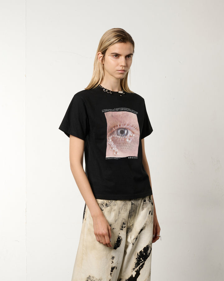 ACCESSORY NECK EYE GRAPHIC TEE【BLACK】