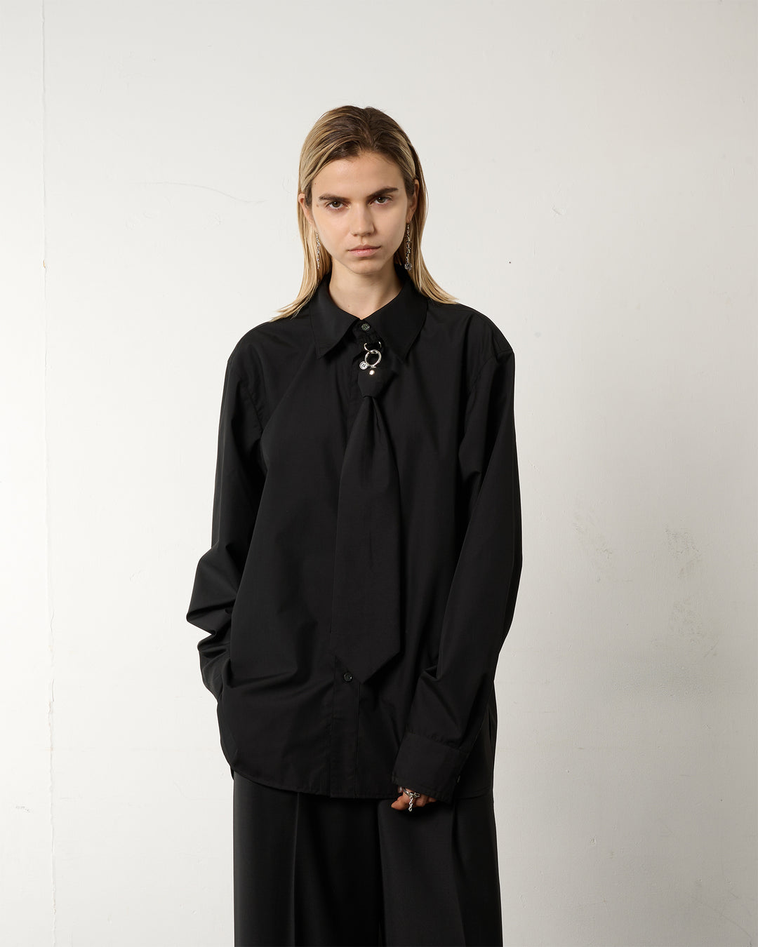 METAL RING TIE SHIRT [BLACK]