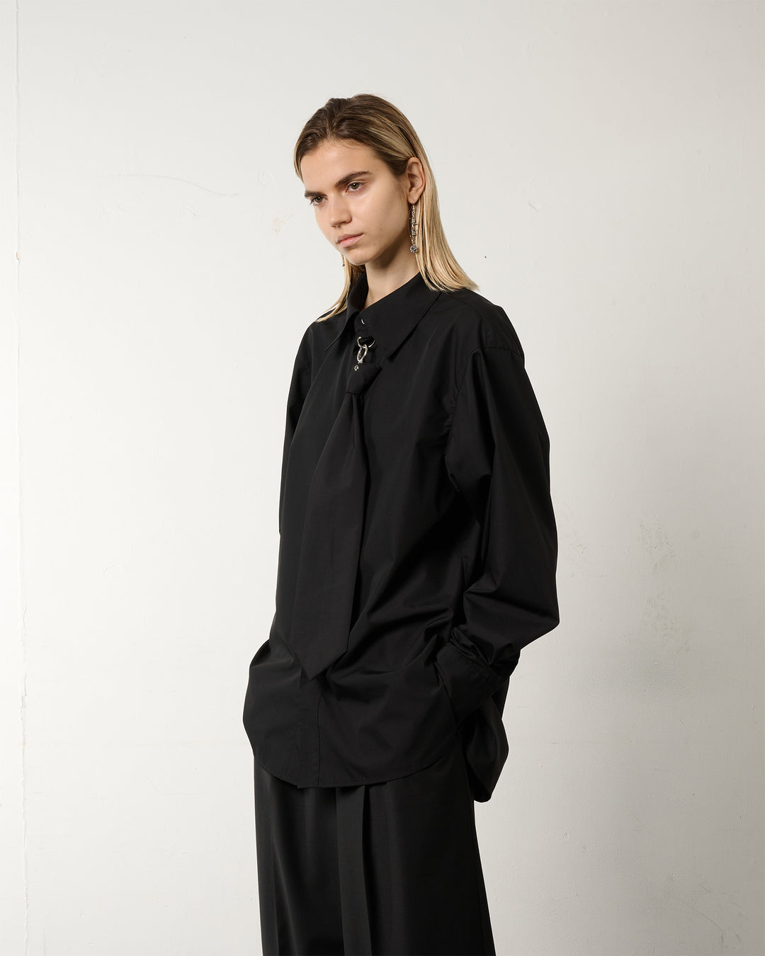 METAL RING TIE SHIRT [BLACK]
