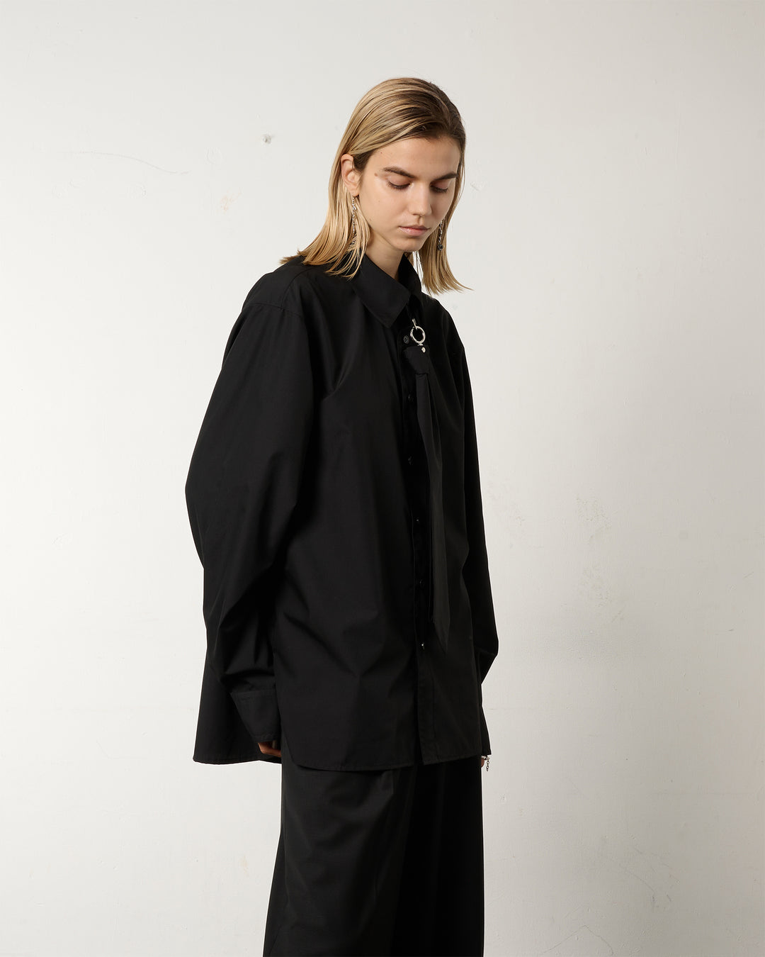 METAL RING TIE SHIRT [BLACK]