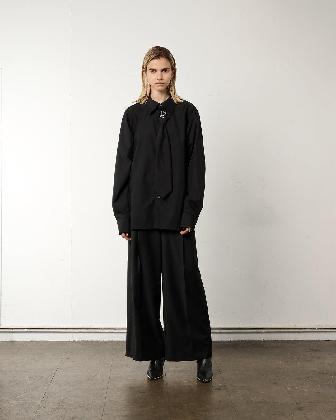 METAL RING TIE SHIRT [BLACK]