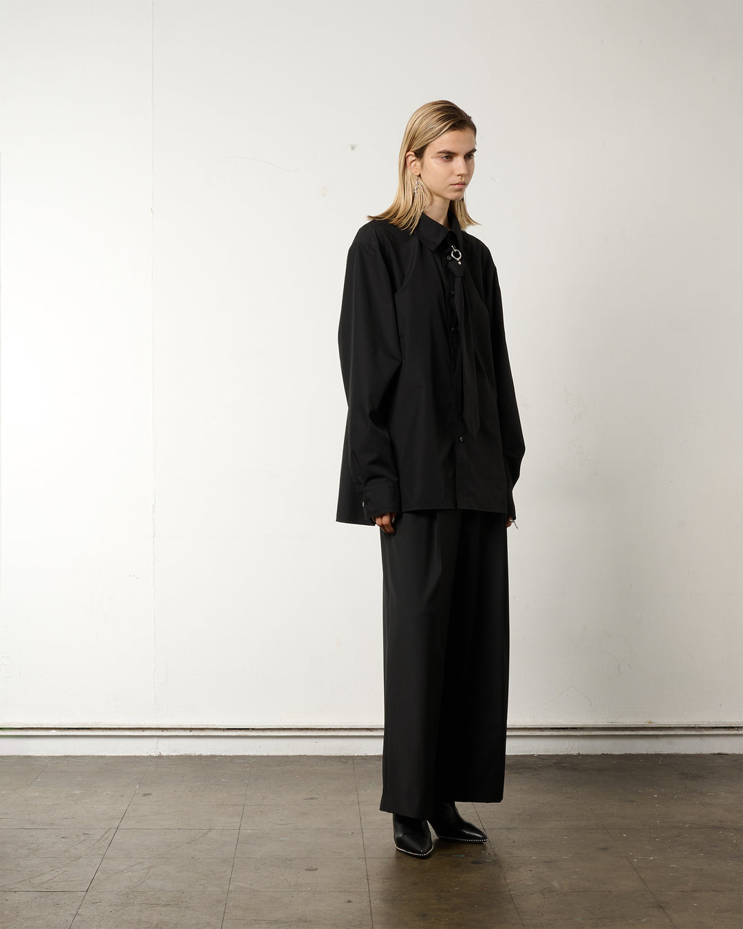 METAL RING TIE SHIRT [BLACK]