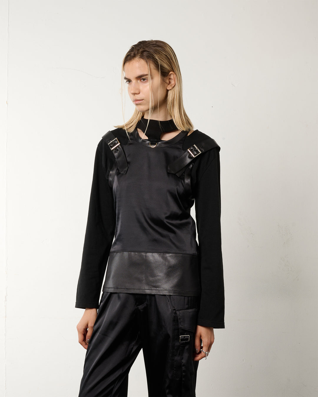 BACK BUTTON SATIN LEATHER TANK【BLACK】