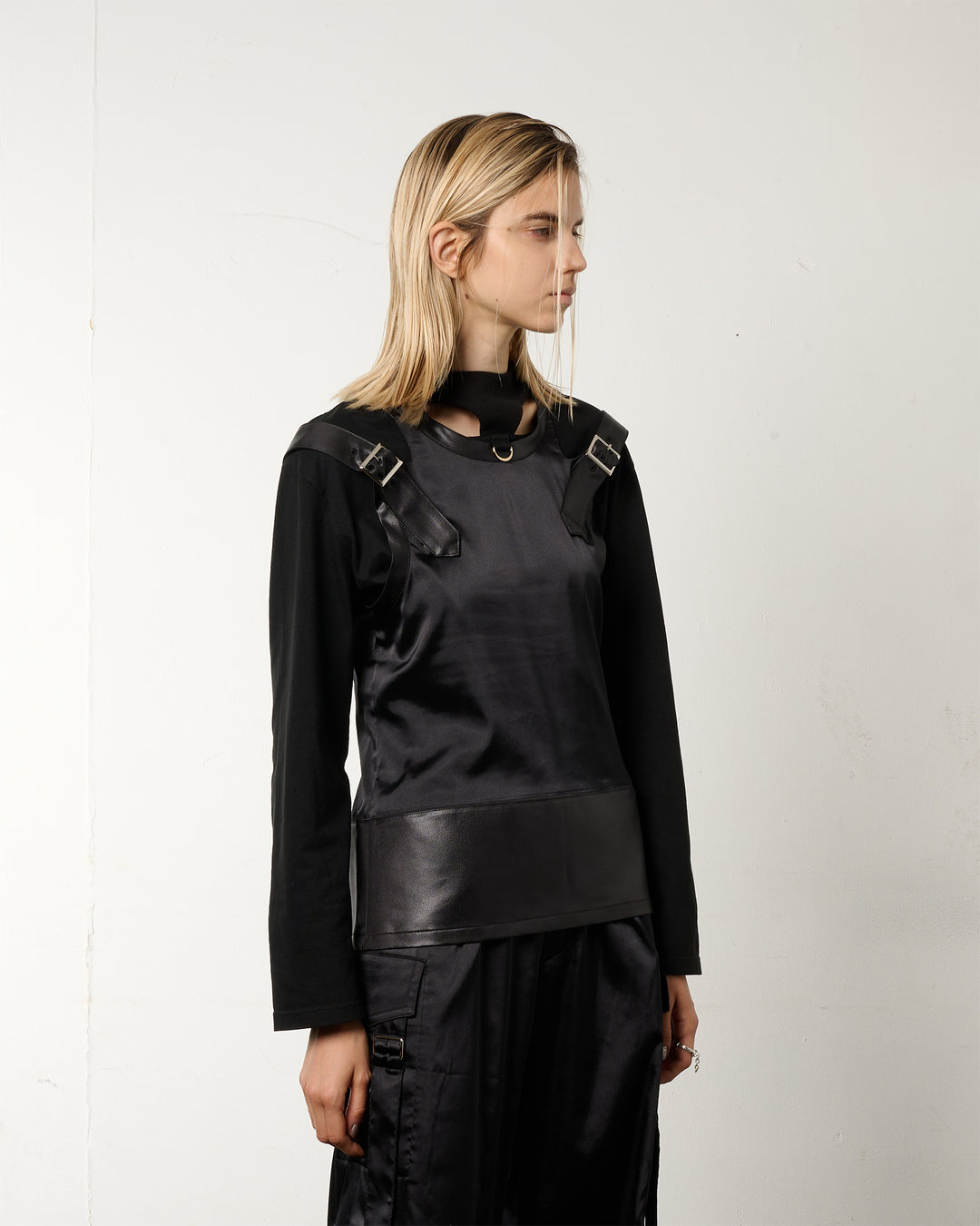 BACK BUTTON SATIN LEATHER TANK【BLACK】