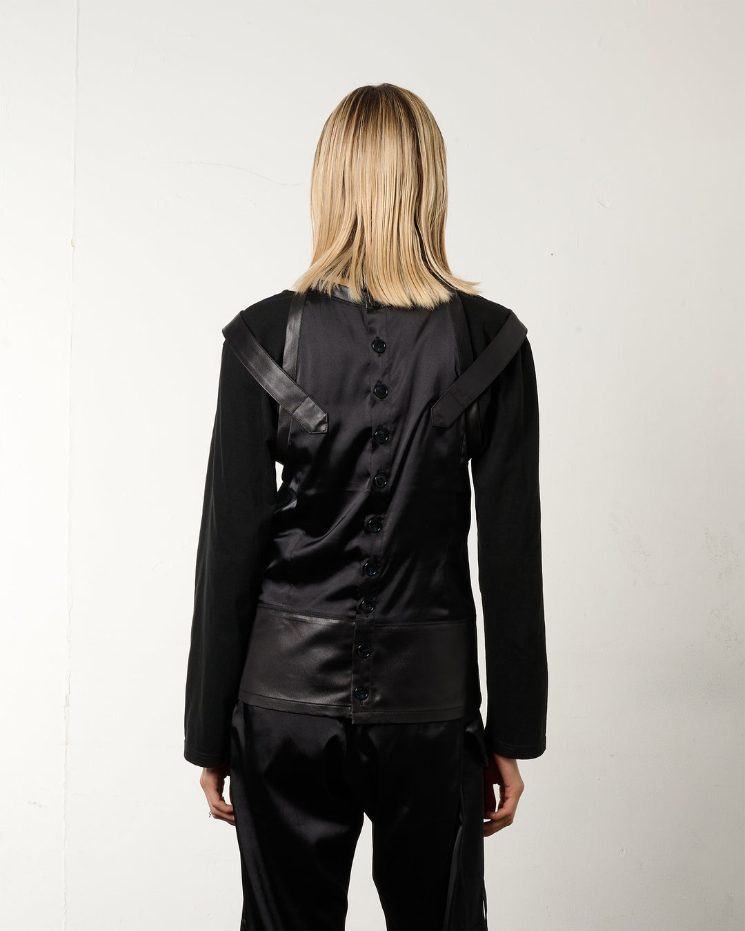 BACK BUTTON SATIN LEATHER TANK【BLACK】