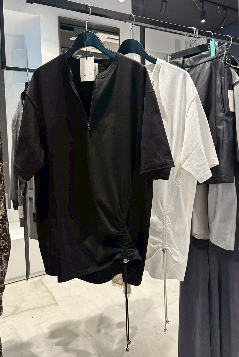 ASYMMETRY ZIP TEE【BLACK】